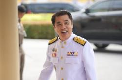 泰国改组后内阁成员宣誓就职