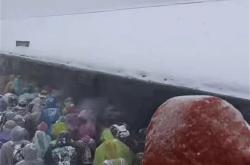 降雪致长白山天池景区关闭，有游客在户外等待一小时，景区回应