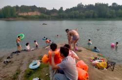 人游泳、狗洗澡……郑州一饮用水源地成“天然浴场”，谁来管？