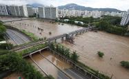 韩国首都圈遭遇极端暴雨，造成3人死亡