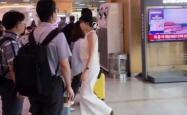 韩国高铁站直播九三阅兵，旅客纷纷驻足观看拍照，现场中国游客：韩国人对阅兵场面的宏大感到震惊