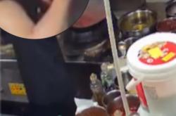 龙虾店后厨叼烟炒菜，当地监管部门回应